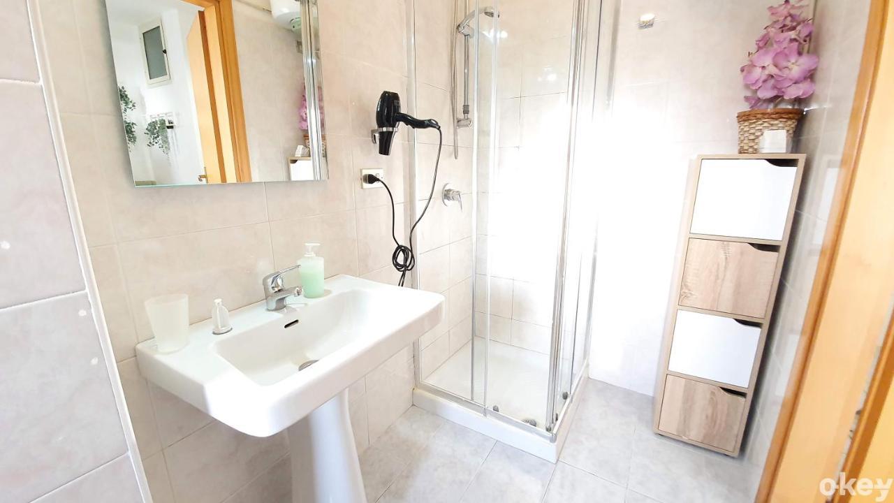 Doctor House - Bari Policlinico Apartment Bagian luar foto